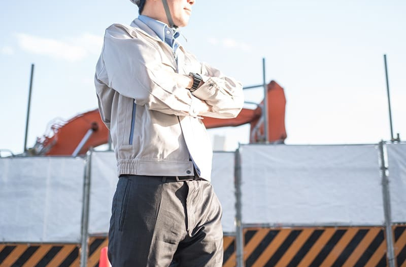 作業服を着て腕組みをした男性