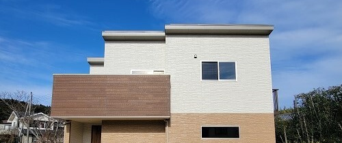 新築住宅と青空の写真